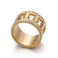 Goldener Titanstahlring mit hohlen Familienmotiven und Zirkonia-Steinbesatzrand - US 7 / Breite Hohlfigur Mit Diamanten Besetzt (KR44191-K) / Gold