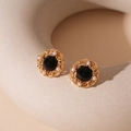 Dettaglio di orecchini vintage in filigrana dorata con pietra nera e perle fini - Orecchini a Bottone con Motivo Nero e Perno in Argento S925
