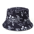 Dettaglio della trama in cotone e della stampa floreale su questo cappello alla pescatora - M (56-58cm) / Stile D - Stampa Floreale Bianco e Nero (Reversibile Retro Nero)