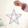 Mano che tiene una stella di Natale argento glitterata con telaio metallico - 20cm Ornamento a Stella Argento