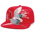 Dettaglio cappellino snapback rosso con ricamo di gru e nuvole in stile cinese tradizionale - Regolabile / Rosso