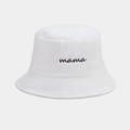 Dettaglio del ricamo nero 'mama' sul tessuto di spugna bianco di un cappello da pescatore - Taglia unica / Bianco
