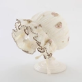 Détail du béguin en coton pour bébé avec volants et motifs ours et liens de serrage - Ours Café Clair