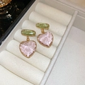 Boucles d'oreilles dorées avec cristaux ovales verts et cœurs roses dans un écrin - Gemme Verte Coeur Rose (Tige en Argent)