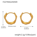 Vista macro de aros ondulados de 1,6cm en acero inoxidable dorado pulido para mujer - Pendientes retorcidos geométricos irregulares / Dorado