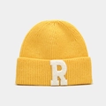 Détail de la maille côtelée et écusson R blanc en peluche sur bonnet jaune - Jaune