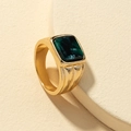 Eleganter Goldring mit rechteckigem tiefgrünem Türkisstein auf einem Podest präsentiert - Einheitsgröße / Goldband Rechteckiger Türkis (J023 Gold Grün)
