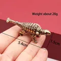 Figura miniatura de dinosaurio anquilosaurio en latón con escamas y acabado antiguo - Anquilosaurio