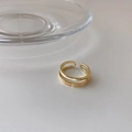 Anillo abierto dorado de doble capa con piedra ojo de gato y grabado de letra Queen - Anillo Grabado QUEEN de Doble Capa Dorado (J2579)