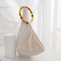 Sac à main en crochet beige avec poignée en résine écaille de tortue et longs glands - Milky blanc