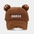 Dettaglio cappello di peluche marrone con orecchie da orso e ricamo DANCE bianco - Regolabile / Marrone Scuro