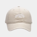 Detailaufnahme der weißen 3D-Stickerei auf einer gewaschenen beige Baumwollkappe - Beige