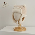 Detalle de gorro de oso beige para bebé con forro polar grueso y bordado fino - 1-2 años / Beige