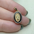Macro di pendente religioso ovale in oro con smalto nero e rilievo di santo inciso - Nero