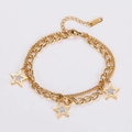 Detalle de pulsera dorada de doble capa en acero inoxidable con dijes de estrellas - Dorado