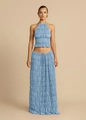 Detail des hellblauen Plissee-Sets mit Neckholder-Crop-Top und langem Maxirock für Damen - S / Blau