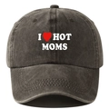Detalle de gorra lavada negra con bordado I Love Hot Moms y textura de la tela denim - Ajustable / café
