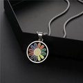 Collar con colgante de margarita arcoíris y pétalos de esmalte en bandeja negra - Margarita de Arcoíris (A-254)