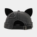 Dettaglio del berretto docker in denim grigio con orecchie di volpe e fibbia regolabile - Regolabile / Nero
