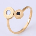 Dettaglio anello dorato regolabile con motivo a greca e intarsi neri e bianchi - 4# Stile Meandro Greco