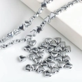 Perline di metallo argentato a forma di cuore per gioielli, mostrate in fili e sfuse - Argento