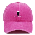 Detail der Vitamin G Stickerei auf einer rosaroten Baseballkappe aus gewaschener Baumwolle - Fuchsia