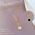 Detalle de collar de acero de titanio con colgante de doble cara blanco y negro y números romanos - Estilo de Doble Cara Dorado (T406)