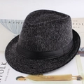 Détail du tissu à carreaux gris et du ruban noir sur ce chapeau fedora classique pour hommes - Taille Unique 58cm / Satin Vison Gris
