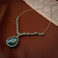 Détail du collier de luxe avec pierres bleues en forme de goutte et sa chaîne dorée - Collier Goutte d'Eau en Strass Gris