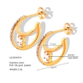 Dettaglio macro di orecchini a C in acciaio dorato 18K con inserti in zircone lucido - CJ23E0048 Doppio Cerchio Forma C Zirconia