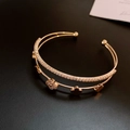 Brazalete abierto dorado de doble capa con dijes de trébol y circonitas para mujer - Estilo de Circonita Blanca Dorada
