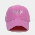 Dettaglio del cappellino rosa in cotone con ricamo bianco baby girl in stile gotico - Taglia unica / Fucsia