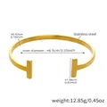 Dettaglio di un bracciale rigido in acciaio dorato 18k con punte a T e dimensioni - Bracciale Aperto a T / Oro
