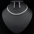 Primo piano di set collana e orecchini in argento con zirconi rettangolari su busto nero - Set Zircone Argento (Collana + Orecchini)