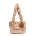 Beige gesteppte Tragetasche aus Kunstpelz mit süßem Bärenanhänger für den Winter - Khaki