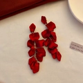 Detalle de pendientes de pétalos de rosa rojos con cadenas doradas y fondo decorado - 1# Aguja de Plata - Rojo - Borla de Pétalos