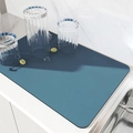 Vista dettagliata del tappetino assorbente blu su un moderno piano di lavoro bianco - 30x40cm / Blu Navy Minimalista