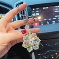 Funkelnder Kristall-Schneeflocken-Schlüsselanhänger mit Silberring im Autoinnenraum - Weiß