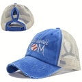 Detail van Baseball MOM borduursel en paardenstaart opening op de versleten trucker pet - Geborduurde paardenstaart mesh pet / Koningsblauw