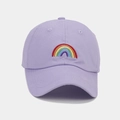 Détail de la casquette de baseball en coton lavande avec broderie arc-en-ciel colorée - Réglable / Mauve Clair