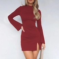 Mini abito in maglia bordeaux aderente con collo alto, maniche svasate e spacco laterale - XS / Borgogna