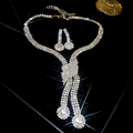 Set di gioielli con fiocco in cristallo scintillante composto da collana e orecchini - Set Collana Orecchini a Bottone Geometrici / Argento