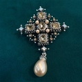 Spilla a croce vintage argentata con cristalli ambra e pendente di perla su velluto - Croce Ambra