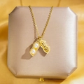 Collier cacahuète doré élégant avec perles blanches sur fond de soie de luxe - Collier De Perles D'arachide Ouvrable En Or