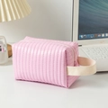 Dettaglio della borsa da toilette rosa in pelle PU trapuntata con manico in tessuto - Rosa