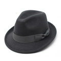 Dettaglio cappello fedora in lana grigio scuro con nastro grosgrain e fiocco su sfondo bianco - M (56-58cm) / grigio scuro