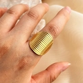 Bague ovale en acier inoxydable plaqué or 18K avec texture côtelée sur un mannequin - Doré