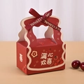 Dettaglio della scatola di caramelle nuziale rossa con nastro e motivi floreali - 10x6.5x6.2cm / Rosso Vino / Pieno di Gioia