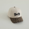 Détail de la visière léopard et de la broderie Beooty sur une casquette pour enfants - 52-54cm (3-8 Ans) / Blanc Cassé