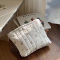 Détail de la trousse en coton matelassé avec motifs animaux et étiquette tissée - Éléphant Rayé